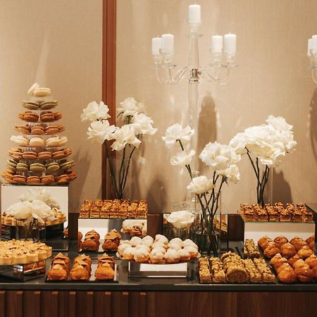 Radisson Blu Hotel, Cluj Luaran gambar A dessert table at a wedding