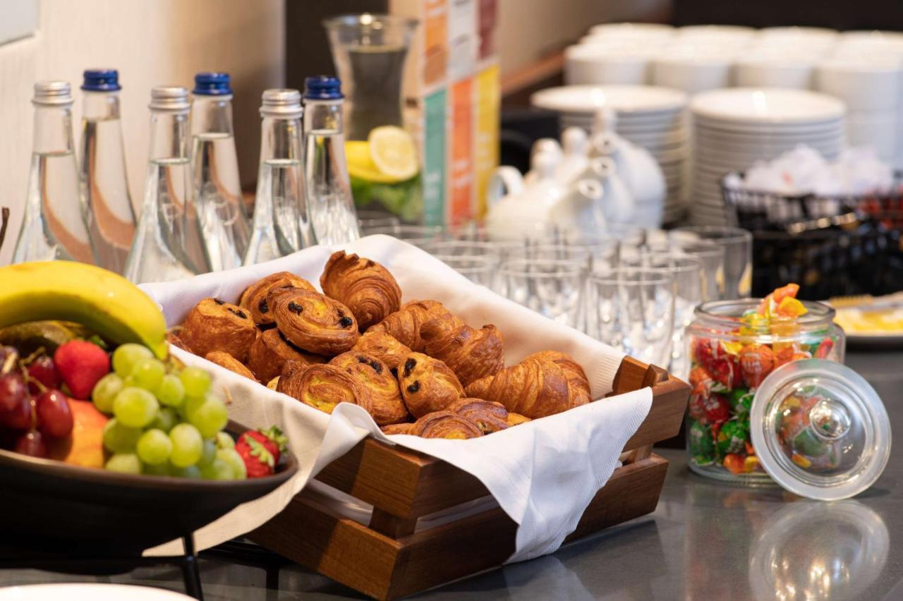 Radisson Blu Hotel, Cluj Luaran gambar A buffet at a hotel