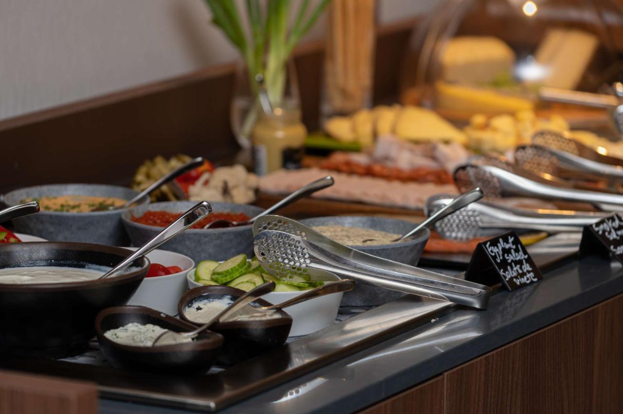 Radisson Blu Hotel, Cluj Luaran gambar A salad bar