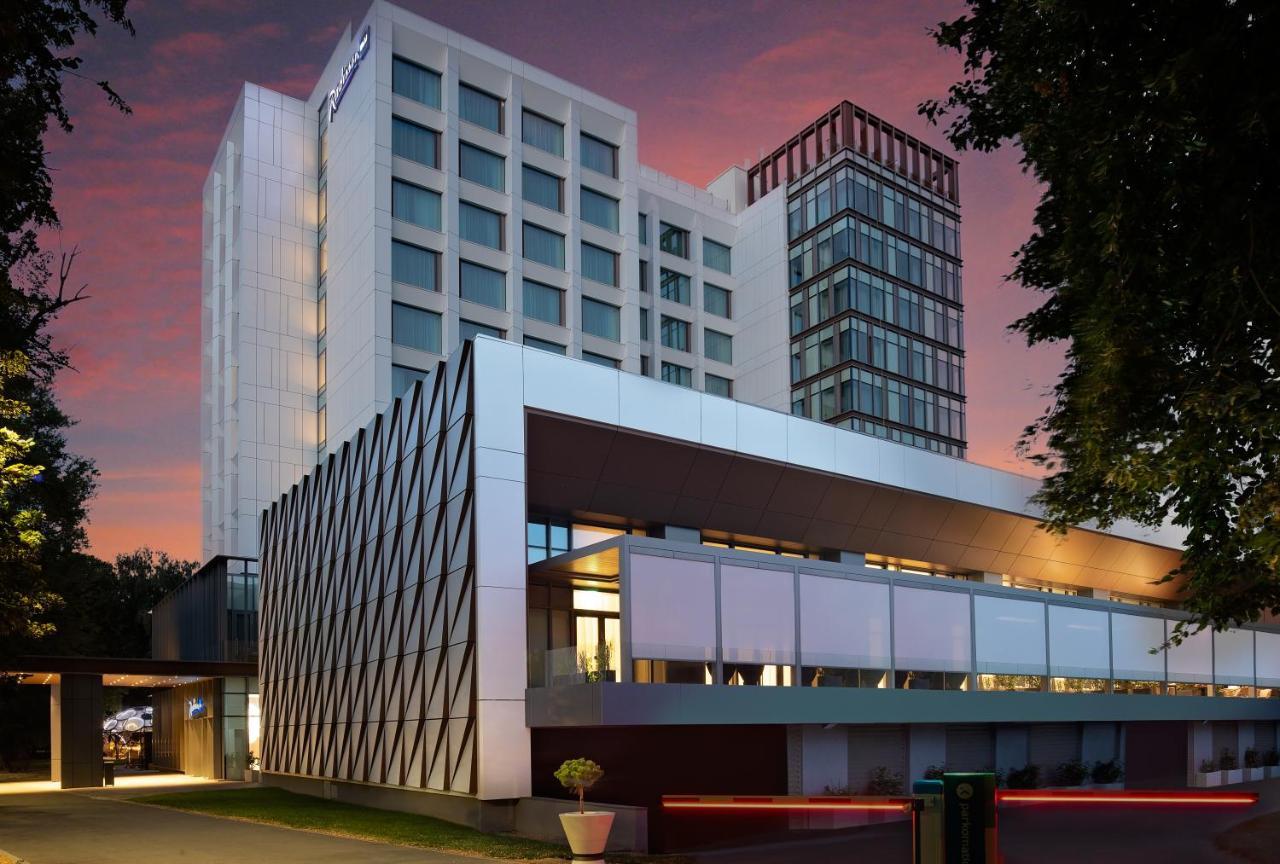 Radisson Blu Hotel, Cluj Luaran gambar The hotel at dusk