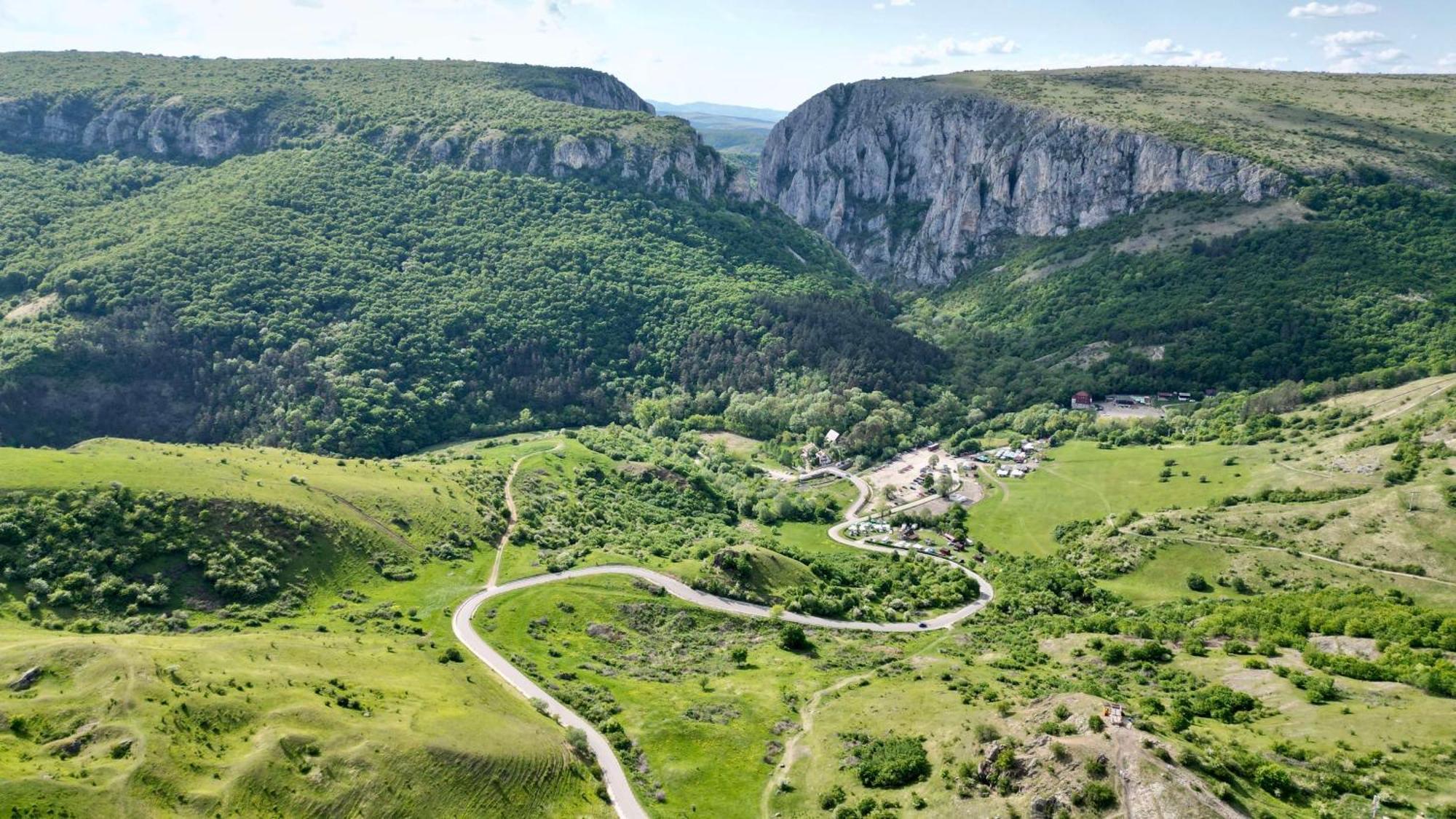 Radisson Blu Hotel, Cluj Luaran gambar The road through the gorge