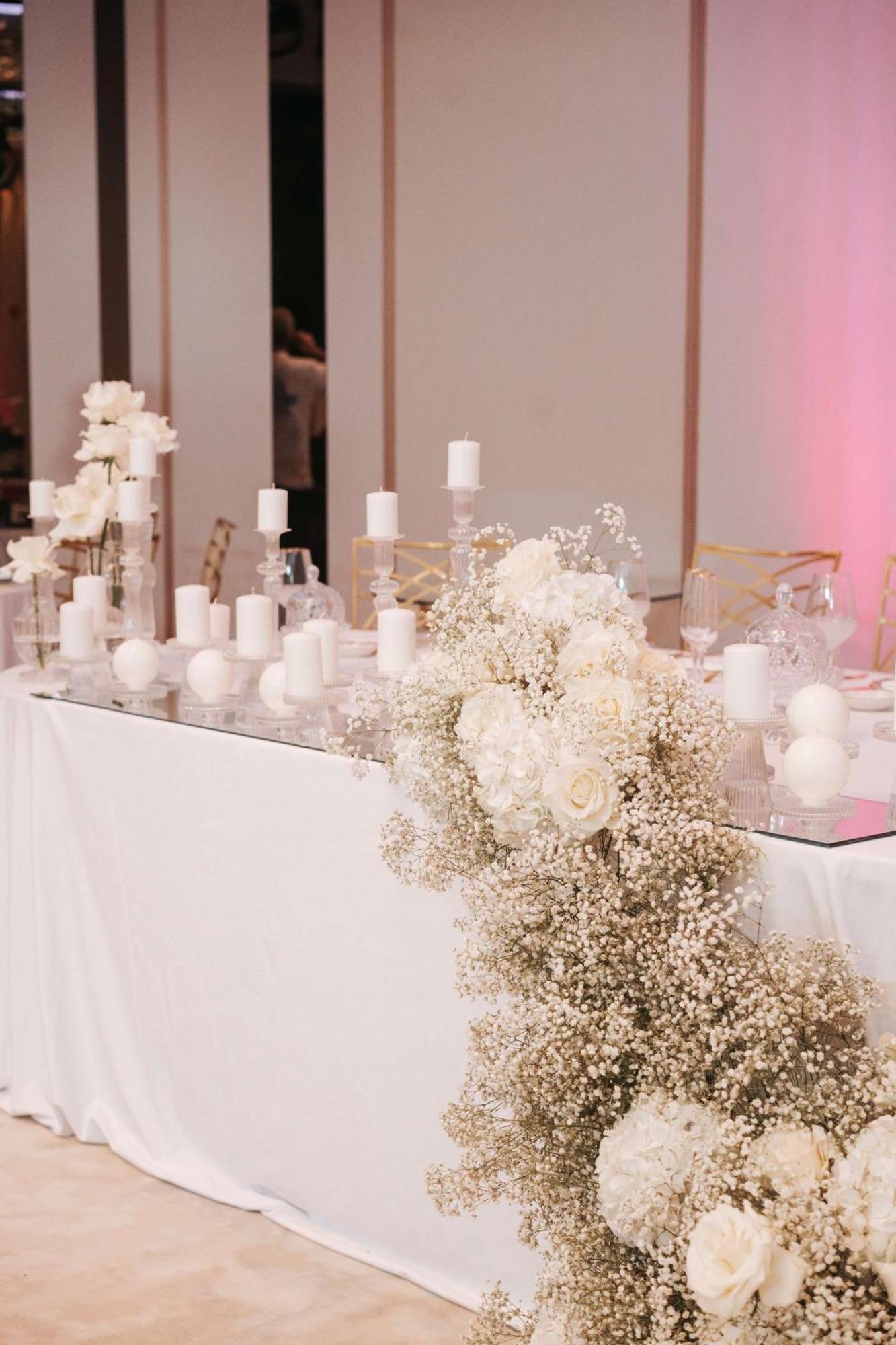 Radisson Blu Hotel, Cluj Luaran gambar A table decorated with white flowers and candles
